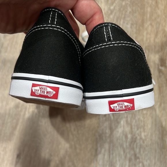 VANS LOWTOPS,  WOMANS SIZE 11, BLACK AND WHITE NEW!!!! - Picture 5 of 11